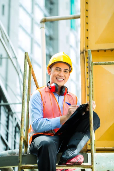 Asiatischer indonesischer Bauarbeiter auf Baustelle — Stockfoto