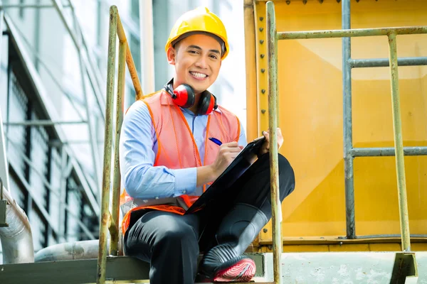 Asian Indonesian construction worker on building site — Stock Photo, Image