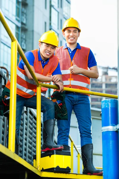 Asiatische indonesische Bauarbeiter auf der Baustelle — Stockfoto