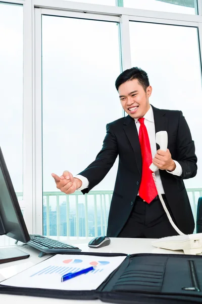 Pebisnis menelepon di kantor mengendalikan keuntungan — Stok Foto