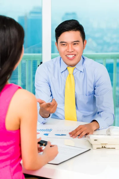 Asian advisor with client on financial investment — Stock Photo, Image