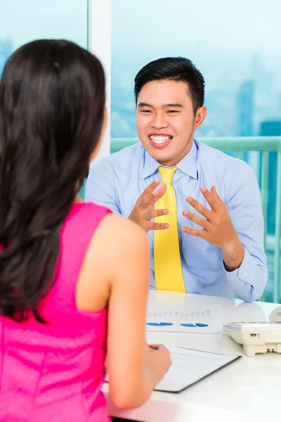 Asian advisor with client on financial investment — Stock Photo, Image