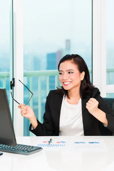 Asiática china mujer de negocios en oficina — Foto de Stock