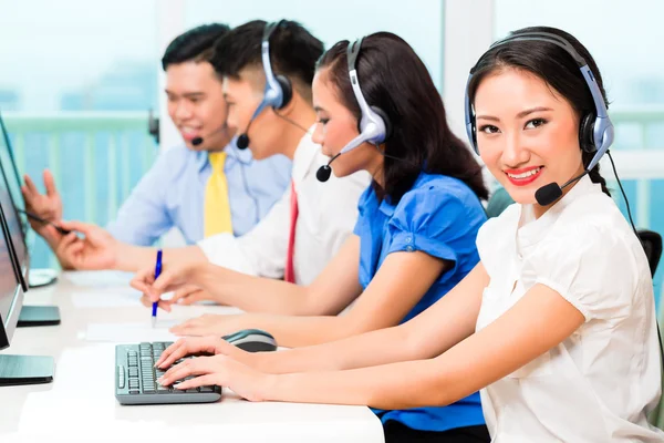 Asiatico cinese call center agent team su telefono — Foto Stock
