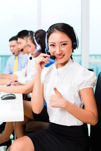 Asiatico cinese call center agent team su telefono — Foto Stock