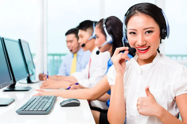 Asiatico cinese call center agent team su telefono — Foto Stock