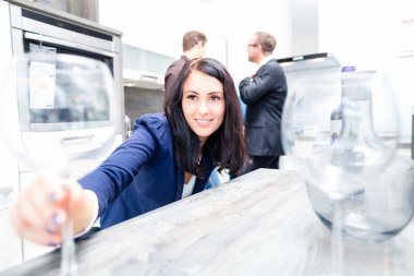 Çift iç mutfak mobilya mağazasında satın alma