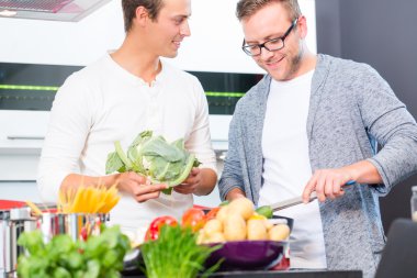 Arkadaşlar vegies ve et iç mutfak pişirme