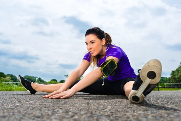 Jonge vrouw doen fitness in park — Stockfoto