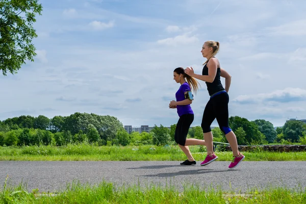 Mujeres jóvenes corriendo en el parque — Foto de Stock