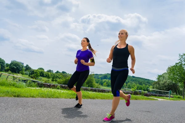 Young women running in park — Stock Photo, Image