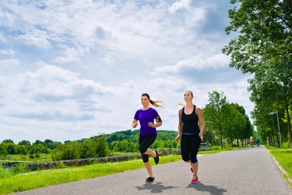 Giovani donne che corrono nel parco — Foto Stock