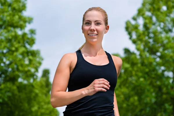 Young woman running in park — Stock Photo, Image