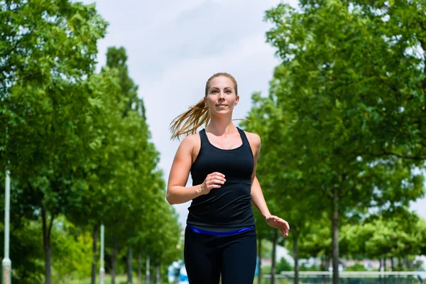 Fiatal nő fut a parkban — Stock Fotó