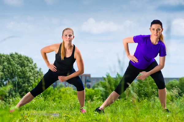 Unga kvinnor gör fitness i park — Stockfoto