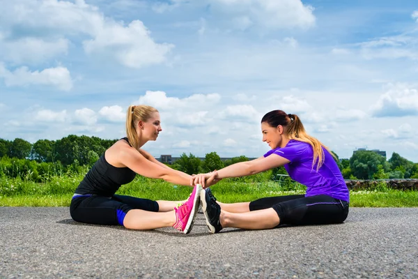 Young women doing fitness in park — Stock Photo, Image