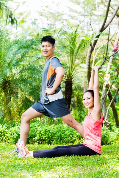 Chinesisches Paar beim Outdoor-Fitnesstraining — Stockfoto