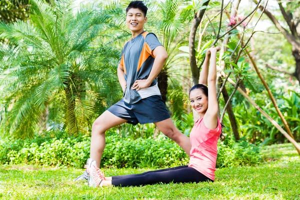 Pareja china en el entrenamiento de fitness al aire libre — Foto de Stock