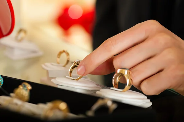 Couple choisissant une bague chez le bijoutier — Photo