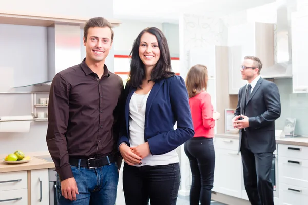 Couple in kitchen in store showroom — Stock Photo, Image