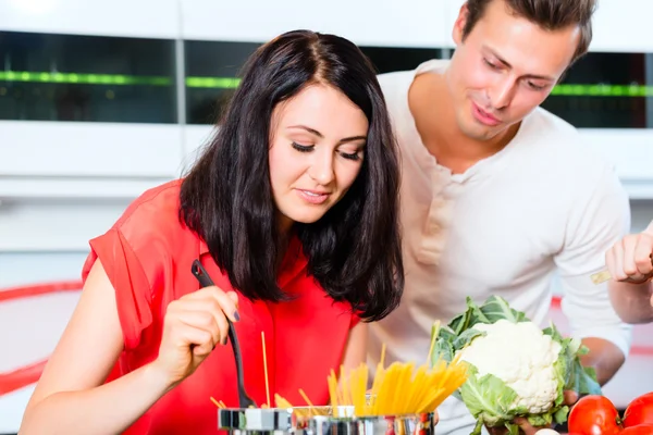 Par matlagning pasta i inhemska kök — Stockfoto