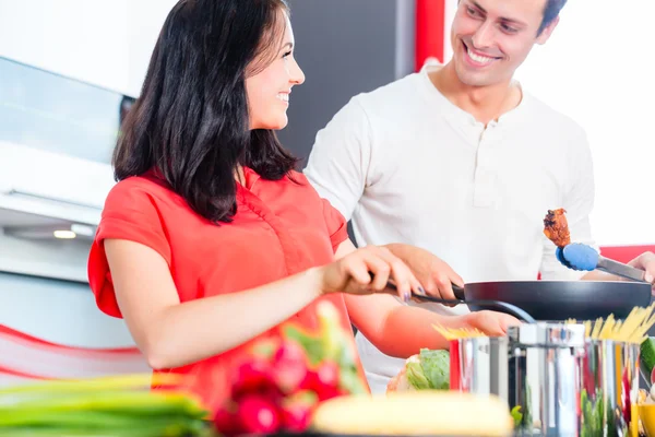 Casal cozinhar macarrão na cozinha doméstica — Fotografia de Stock
