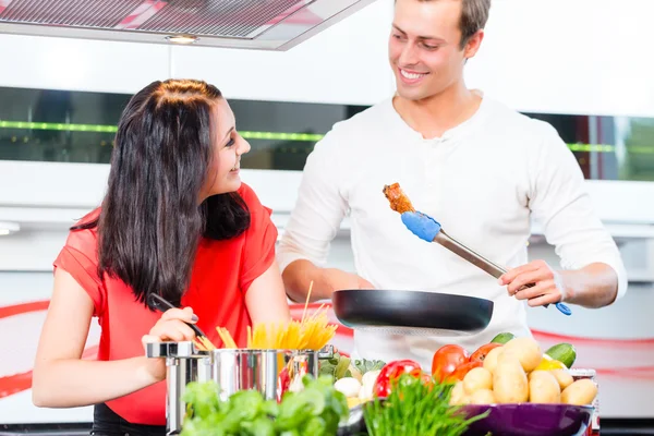 Paar koken pasta in binnenlandse keuken — Stockfoto