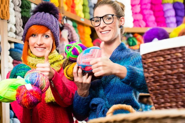 Young women in knitting fashion shop — Stock Photo, Image