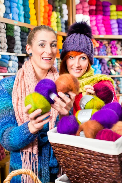 Mujeres jóvenes en la tienda de punto — Foto de Stock