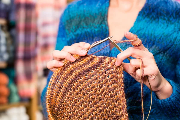 Femme en tricot avec aiguille circulaire — Photo