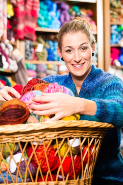 Mujer joven en la tienda de punto — Foto de Stock