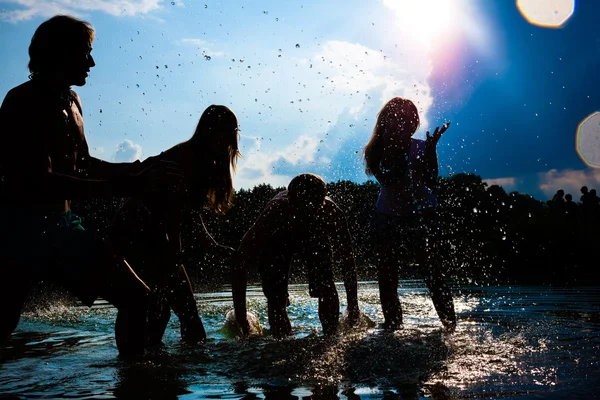 Fête d'été personnes sur la plage — Photo