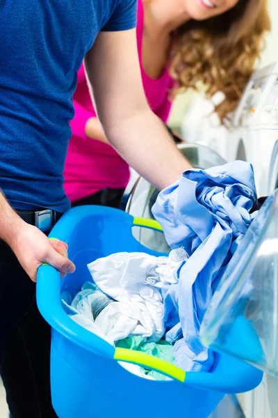 Couple washing their dirty laundry — Stock Photo, Image