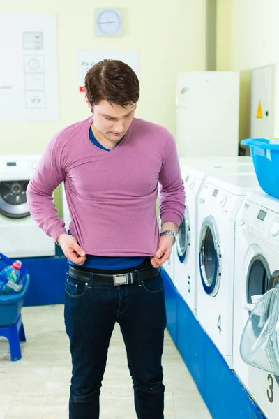 Studentin in einer Wäscherei mit geschrumpftem Pullover — Stockfoto