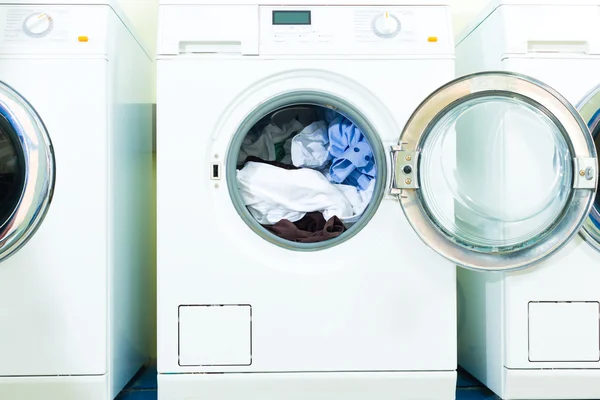 Lave-linge dans une blanchisserie — Photo