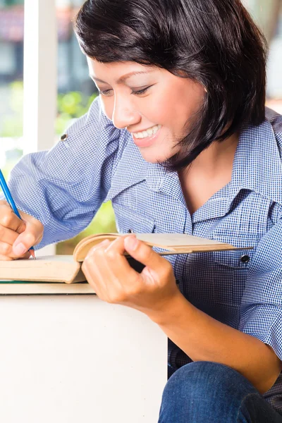 Meisje met stapel boeken leren — Stockfoto