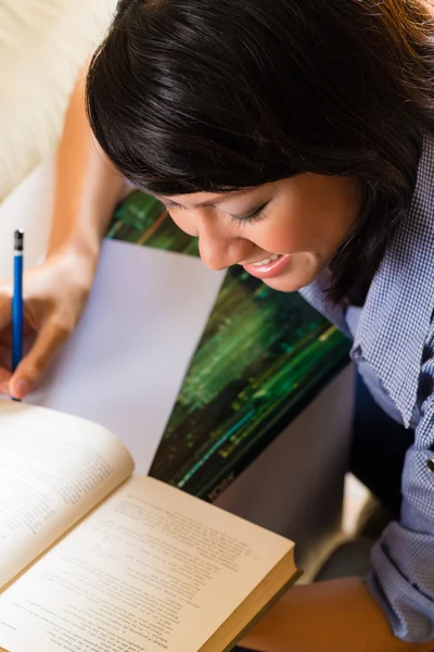 Ragazza con mucchio di libri di apprendimento — Foto Stock