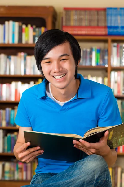 Estudante no livro de leitura da biblioteca — Fotografia de Stock