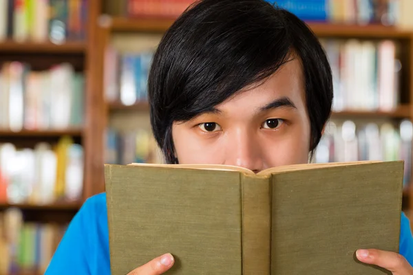 Estudante no livro de leitura da biblioteca — Fotografia de Stock