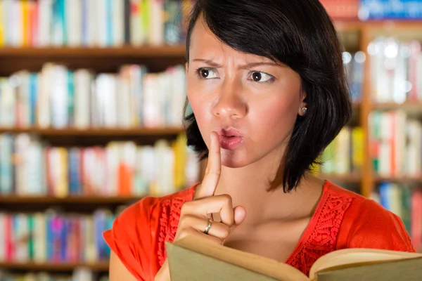 Vrouw vragen om stilte aan bibliotheek — Stockfoto