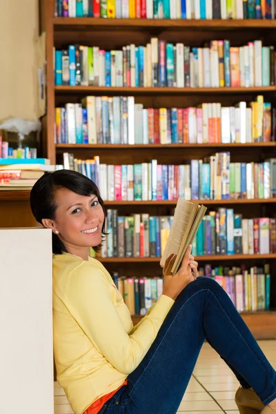 Gadis muda di buku bacaan perpustakaan — Stok Foto