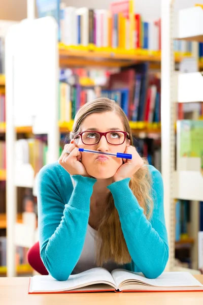 Student met boeken in bibliotheek leren — Stockfoto