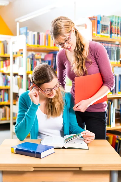 Estudantes na biblioteca são um grupo de aprendizagem — Fotografia de Stock