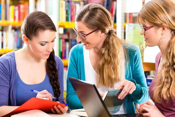 Studenter i biblioteket är en lärande grupp — Stockfoto