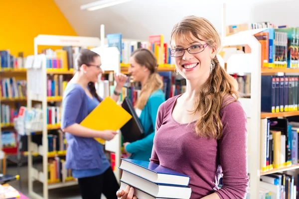 Studenti učí v knihovně — Stock fotografie