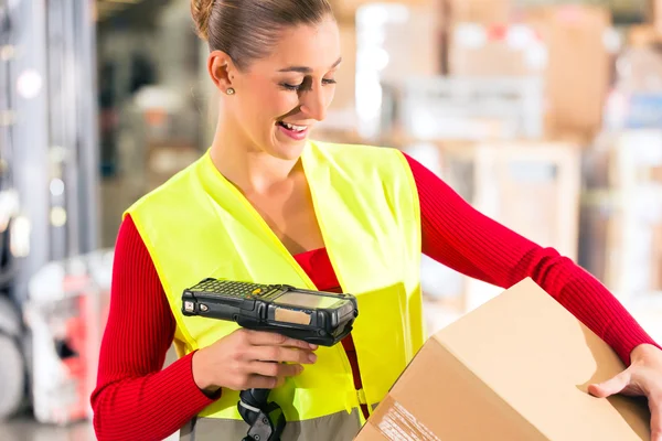 Worker scans package in warehouse of forwarding — Zdjęcie stockowe