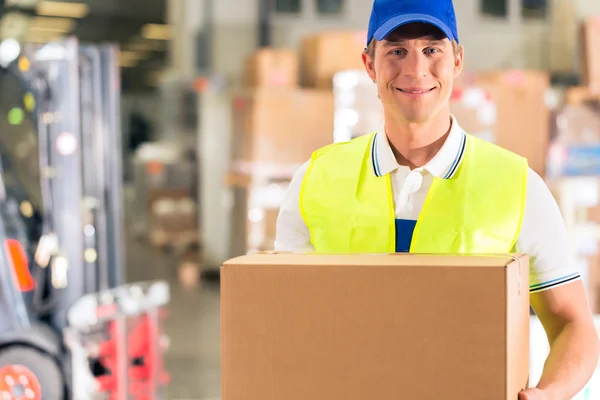 Worker holds package in warehouse of forwarding — Zdjęcie stockowe