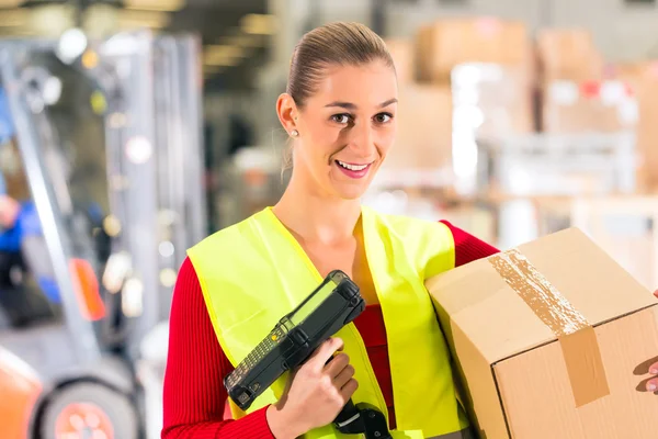 Worker scans package in warehouse of forwarding — Zdjęcie stockowe