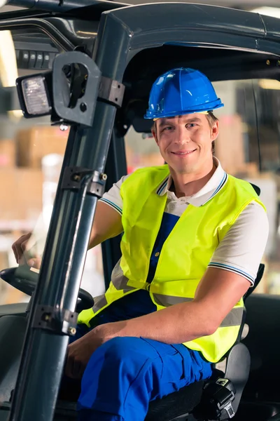 Vorkheftruckchauffeur bij magazijn van doorvoer — Stockfoto