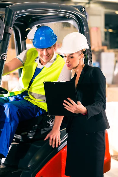 Forklift driver and supervisor at warehouse — Stock Photo, Image